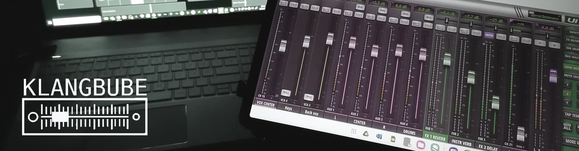 Ein Laptop und ein Taböet mit Mischpultanzeige.